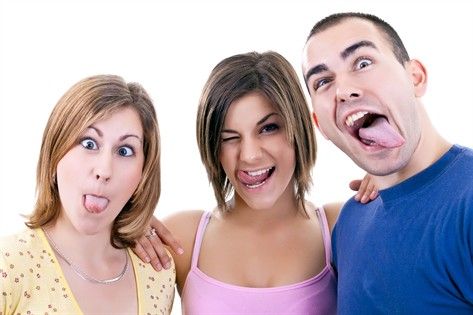 <b>ממש לא חייבים לעשות את הפרצופים האלה, אפשר פשוט לחייך (צילום: shutterstock)</b>
